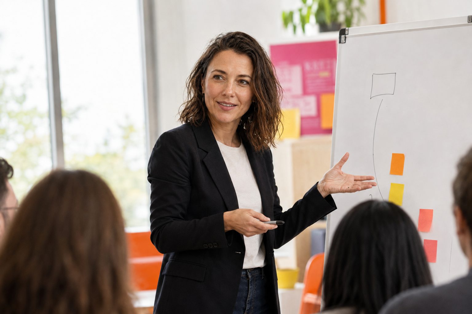 Klara Mivolis leitet einen Workshop mit kleiner Gruppe
