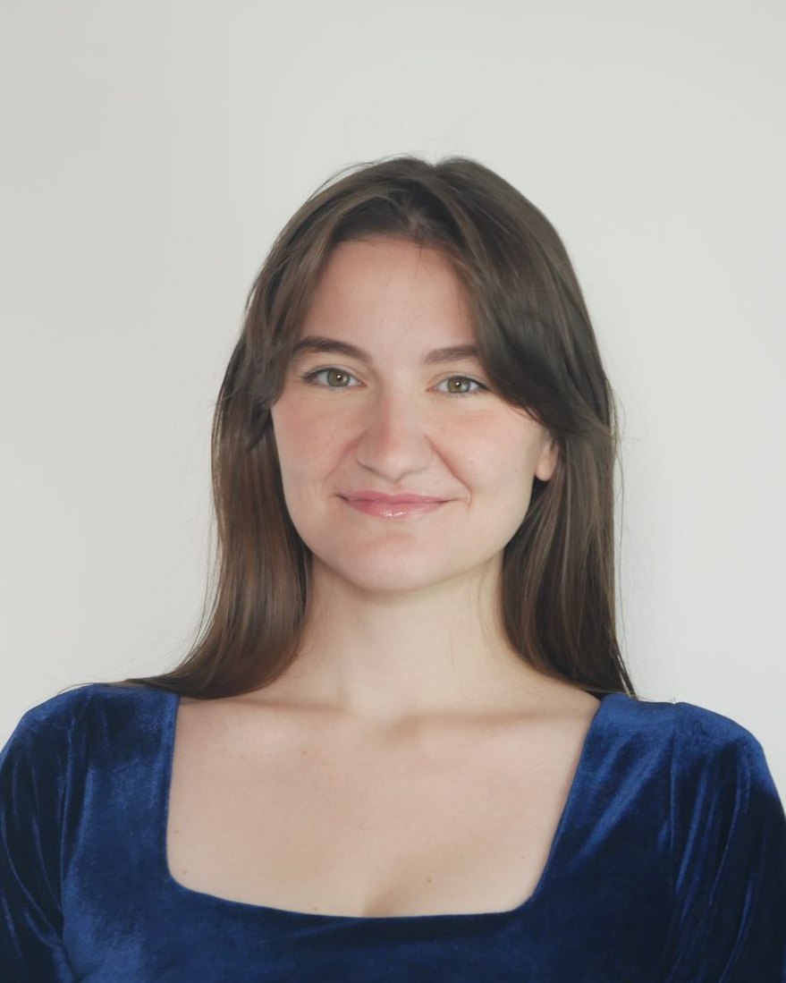 Ida Patzelt, Gründerin von reflect, im Porträt vor hellem Hintergrund